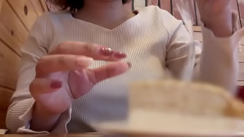 家でオナニーできないからファミレスのト◯レでオナニーしてたら隣の部屋でト◯レしてる人に喘ぎ声が漏れてバレそうになりました