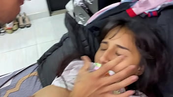 Mi jefa a ver que estoy sola en la oficina me folla muy rico