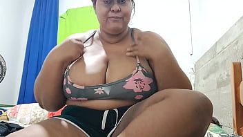 Melhor amiga grava um vídeo para seu amigo e goza em jato creampie para ele