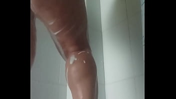 Encuentro en la ducha a la mama de mi mejor amigo