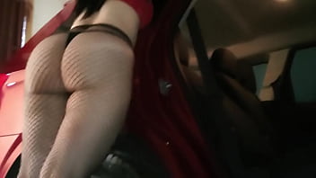 Contrato hermosa chica en el paso