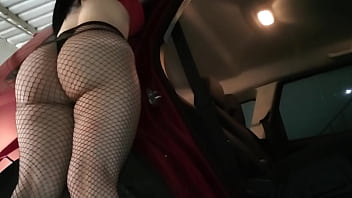 Contrato hermosa chica en el paso