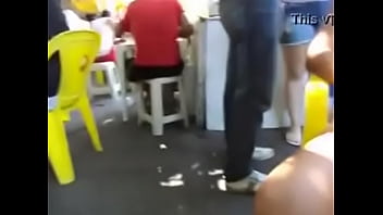 Minha esposa se exibindo no barzinho