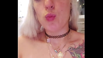 Showinh my thounge to the whole world