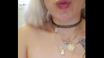 Showinh my thounge to the whole world