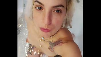 Showinh my thounge to the whole world