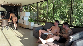 La limpiadora quería un aumento de sueldo psique nos regaló su cuerpo