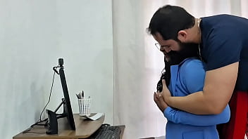 Morena decide da a buceta para o patrão