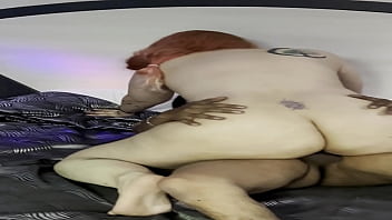 Mi vecina me llama por whatsapp y me dice el cornudo ya se fue a trabajar ven a llenarme las nalgas de tu verga