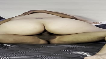 Mi vecina me llama por whatsapp y me dice el cornudo ya se fue a trabajar ven a llenarme las nalgas de tu verga