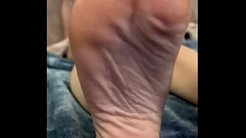 Fay invites a guy over with texts and does a pov joi with focus on her soles