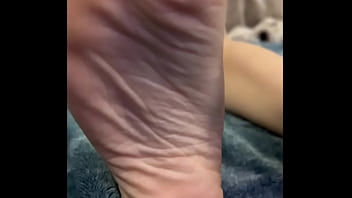 Fay invites a guy over with texts and does a pov joi with focus on her soles