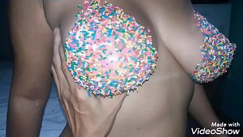 Seios com confeitos coloridos