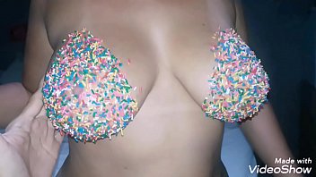 Seios com confeitos coloridos