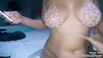 Seios com confeitos coloridos