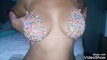 Seios com confeitos coloridos