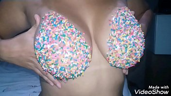 Seios com confeitos coloridos