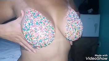 Seios com confeitos coloridos