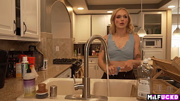 Single mom uses her time off to hook up