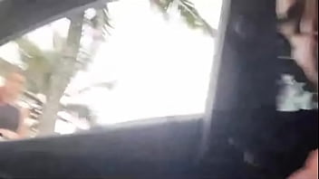 Se masturbando em publico no carro