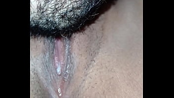 El me chupo todo el clitoris hasta llegar al orgasmo