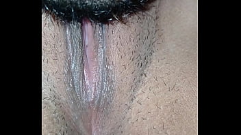 El me chupo todo el clitoris hasta llegar al orgasmo