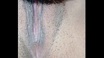 El me chupo todo el clitoris hasta llegar al orgasmo