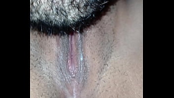 El me chupo todo el clitoris hasta llegar al orgasmo