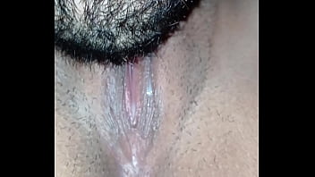 El me chupo todo el clitoris hasta llegar al orgasmo
