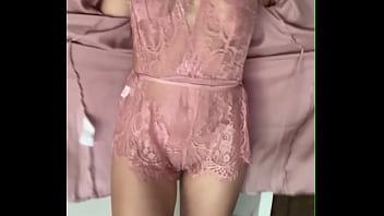 Dernière tenue de nuit avec mon peignoirs en soie rose