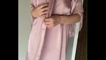 Dernière tenue de nuit avec mon peignoirs en soie rose