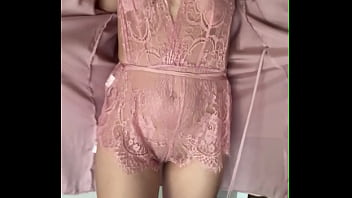 Dernière tenue de nuit avec mon peignoirs en soie rose