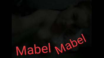 Chica busca consentir a su novio