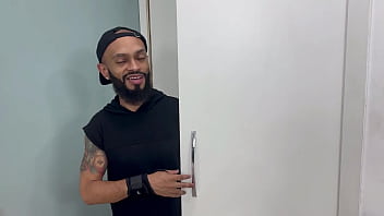 Noite das meninas amigo safado fica no armário e aparece no meio da brincadeira querendo foder nós duas video completo no red