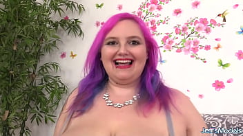 Curvy sara star enjoys an automated pussy fuck