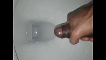 Batendo uma bronha e gozando fartamente