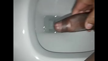 Batendo uma bronha e gozando fartamente