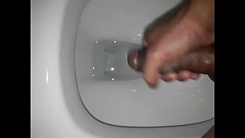 Batendo uma bronha e gozando fartamente