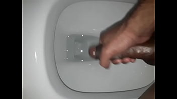 Batendo uma bronha e gozando fartamente