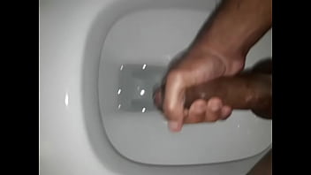 Batendo uma bronha e gozando fartamente