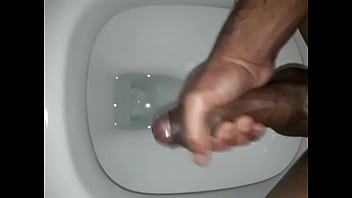 Batendo uma bronha e gozando fartamente