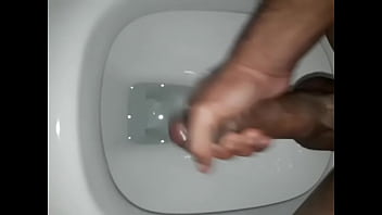 Batendo uma bronha e gozando fartamente