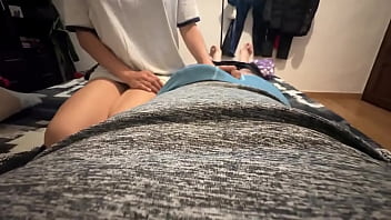 Una jovencita peli negra menuda anhela una gran polla