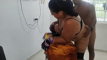 Hijastra llega a casa cansada del gimnasio y su asqueroso padrastro termina ayudándola con una gran follada en su delicioso y jugoso coño dejando todo su semen sobre sus preciosas tetas