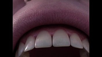 Mujer gigante traga entera a mujer pequeña