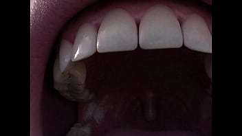 Mujer gigante traga entera a mujer pequeña