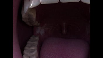 Mujer gigante traga entera a mujer pequeña