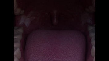 Mujer gigante traga entera a mujer pequeña