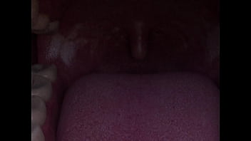 Mujer gigante traga entera a mujer pequeña