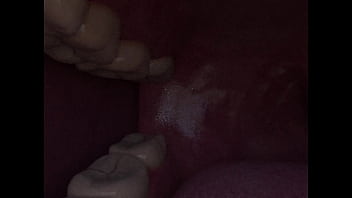 Mujer gigante traga entera a mujer pequeña